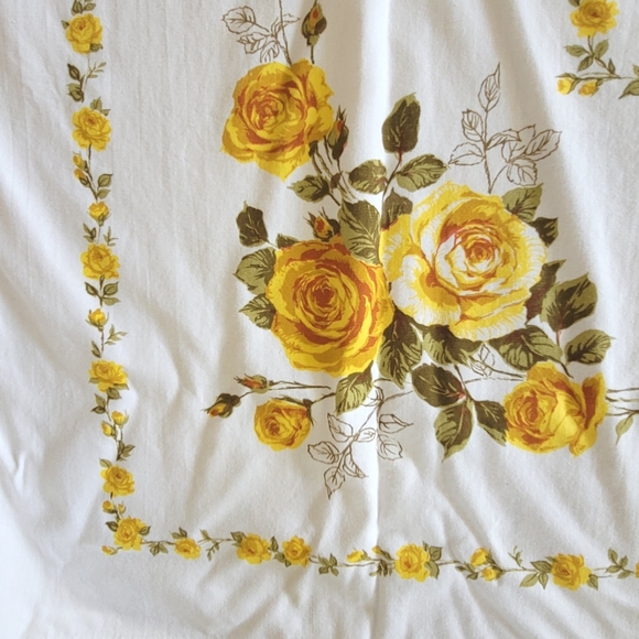 Vintage Tablecloth Yellow Cabbage Roses Cotton 63 in x 52 in - Picture 5 of 7